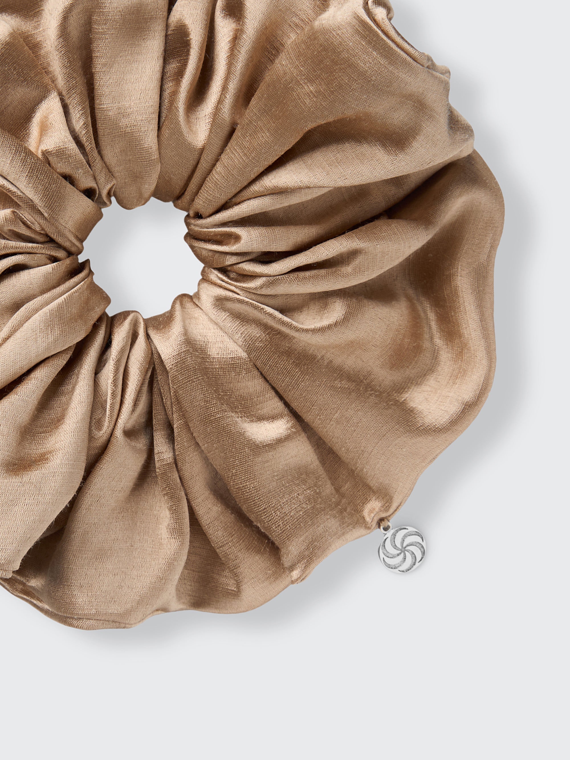 Oversized hemp scrunchie in Beige - Fabric detail - CONTOUROSE