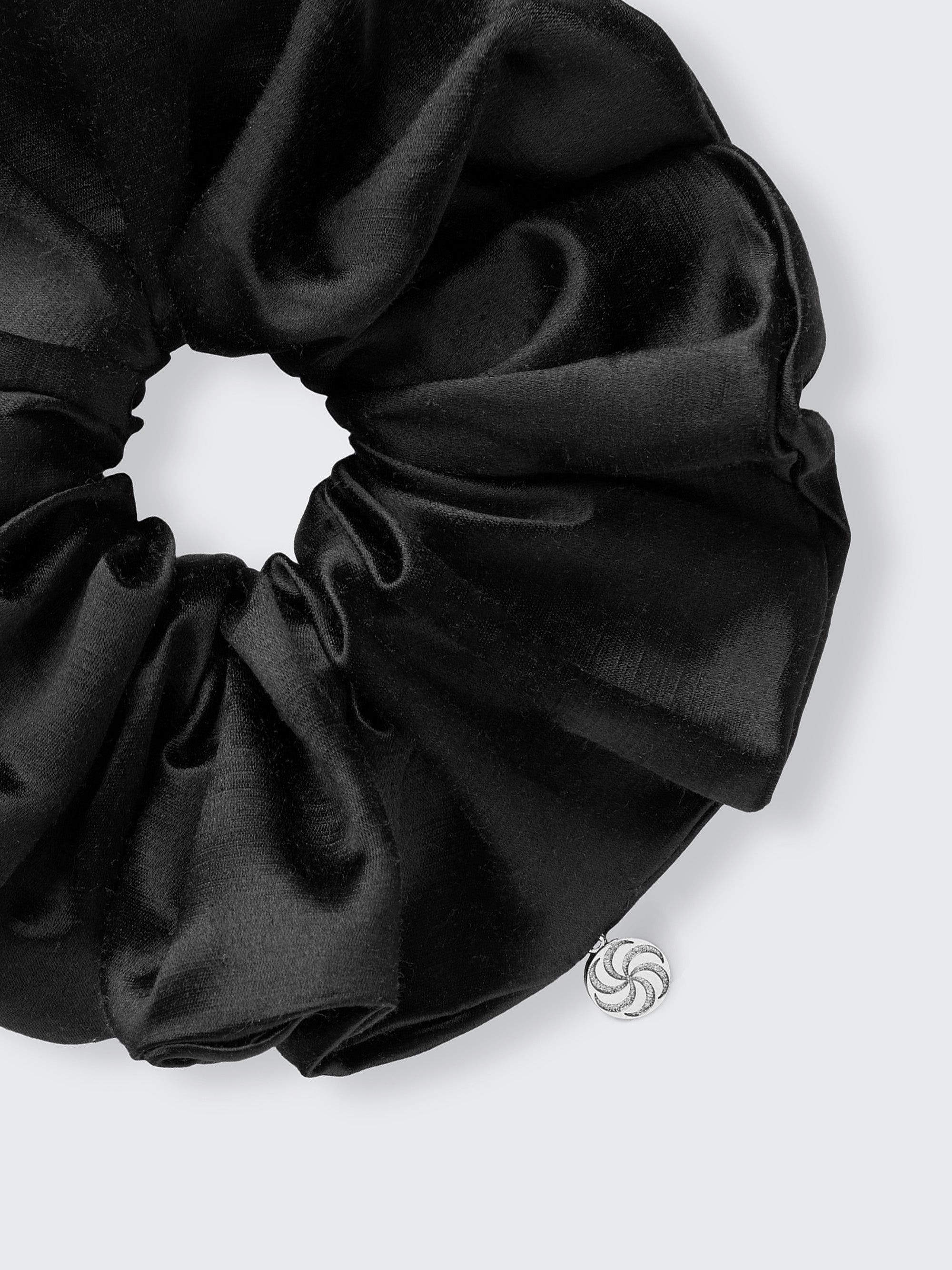 Oversized hemp scrunchie in Black - Fabric detail - CONTOUROSE