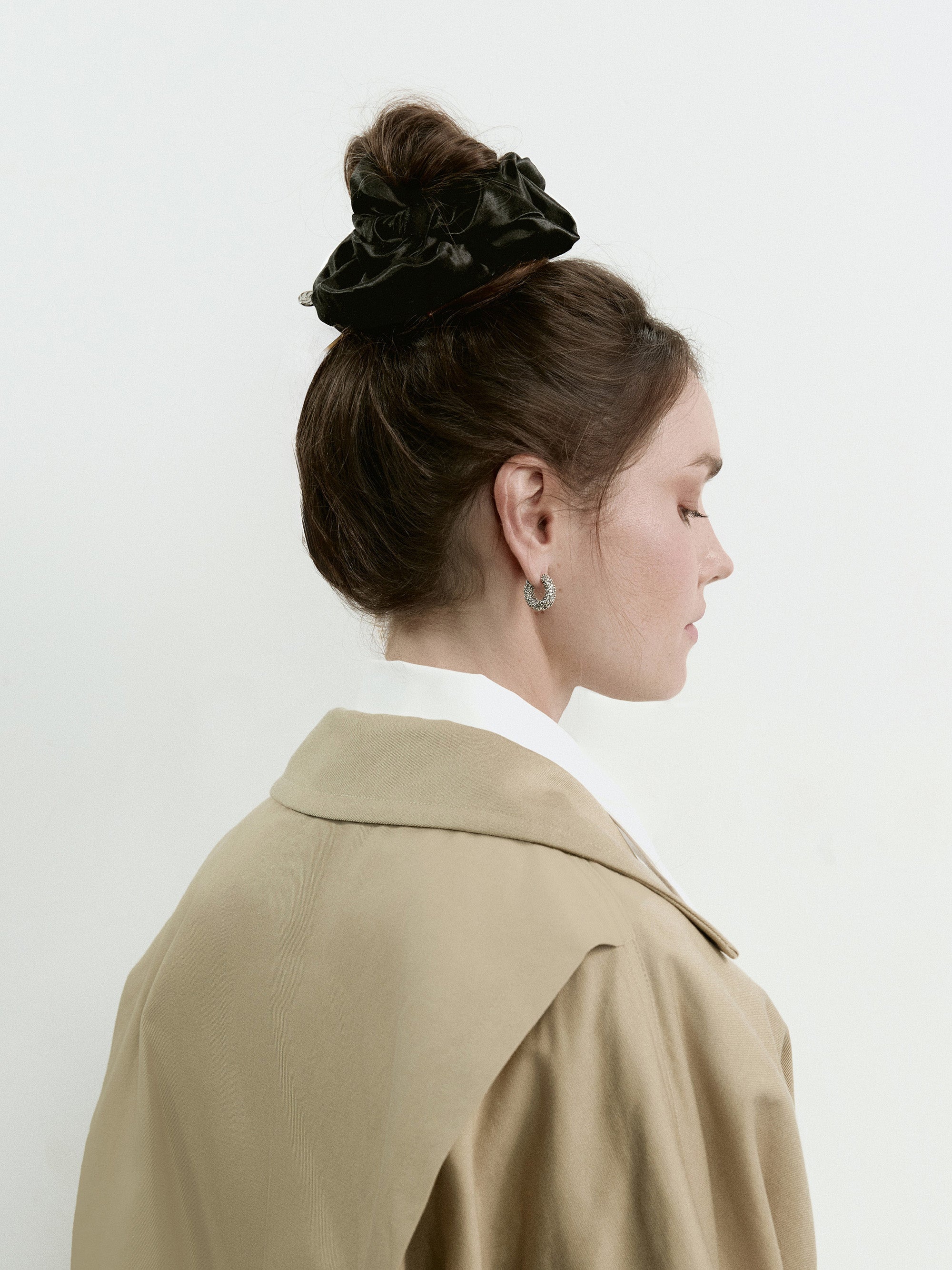 Oversized hemp scrunchie in Black - on-model, profile - CONTOUROSE