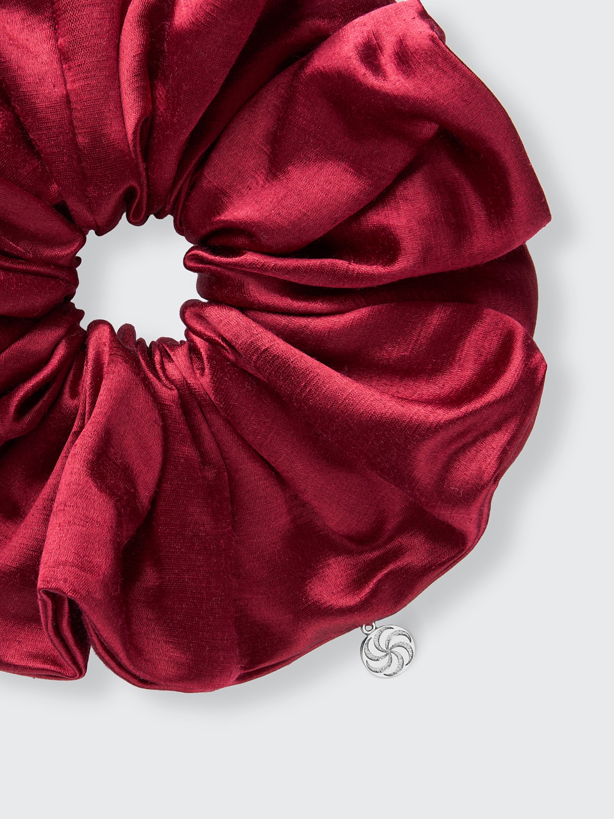 Oversized hemp scrunchie in Cherry Red - Fabric detail - CONTOUROSE