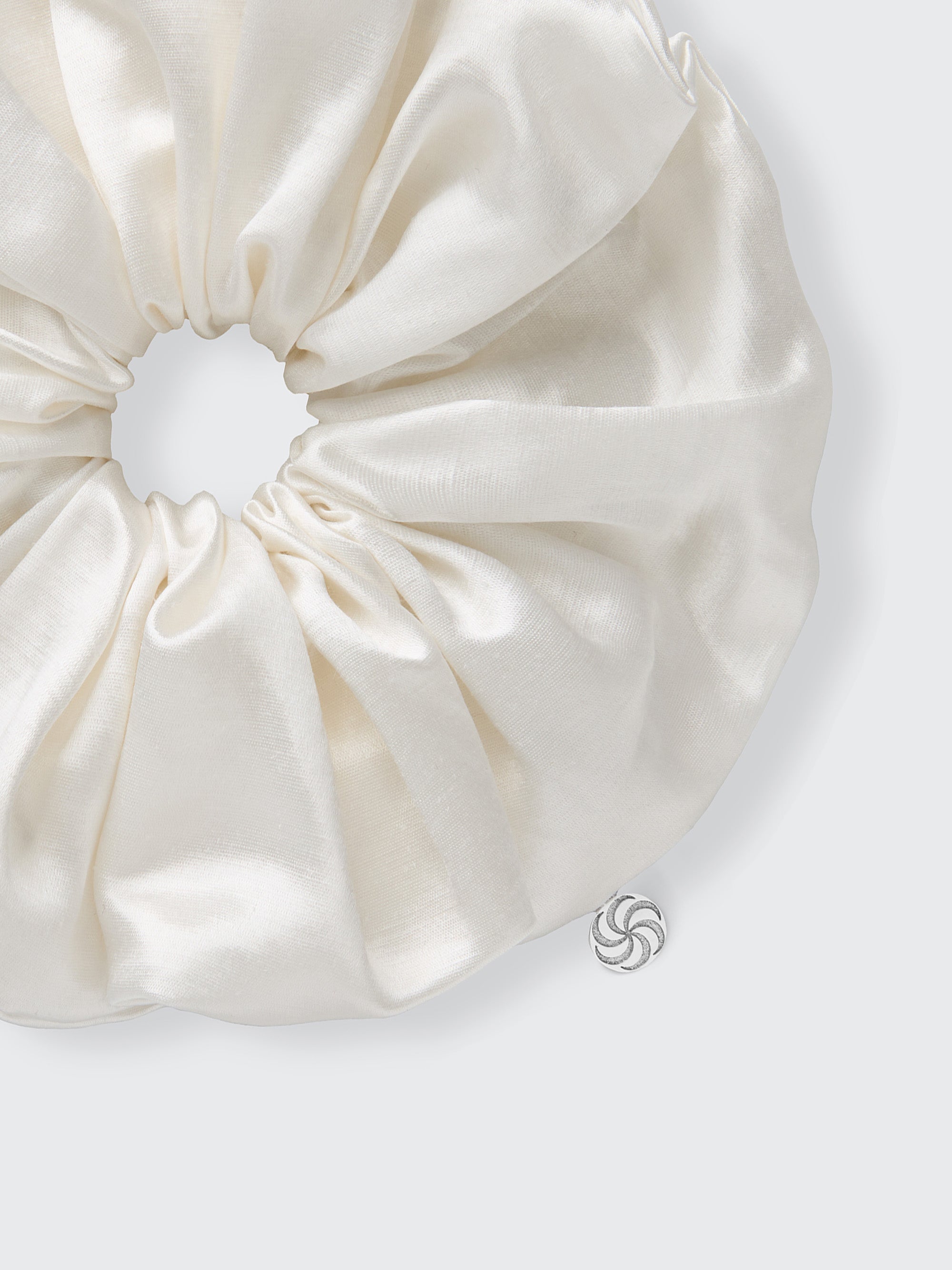 Oversized hemp scrunchie in Ivory - Fabric detail - CONTOUROSE