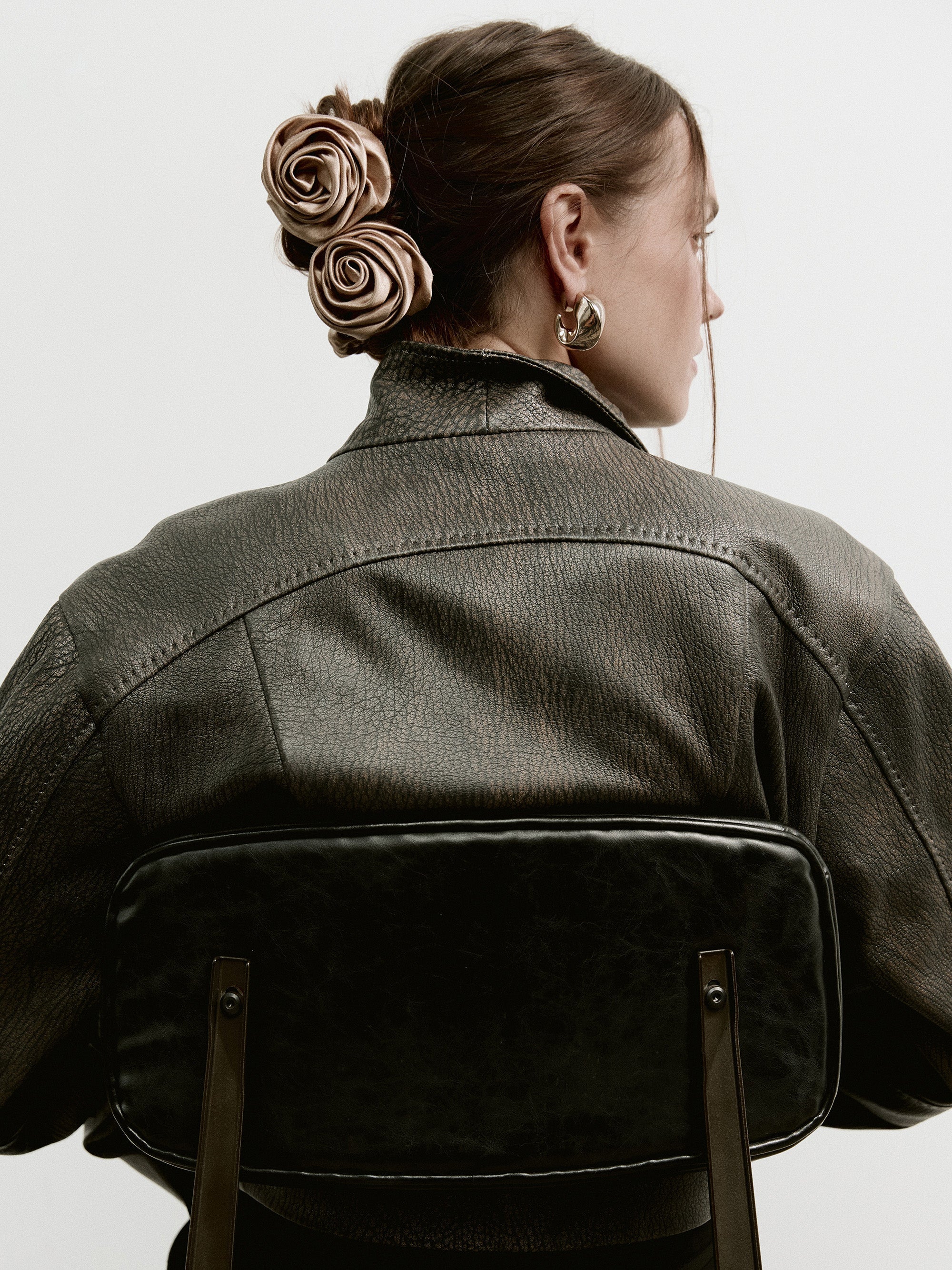 Rose scrunchie in Beige - on-model - CONTOUROSE