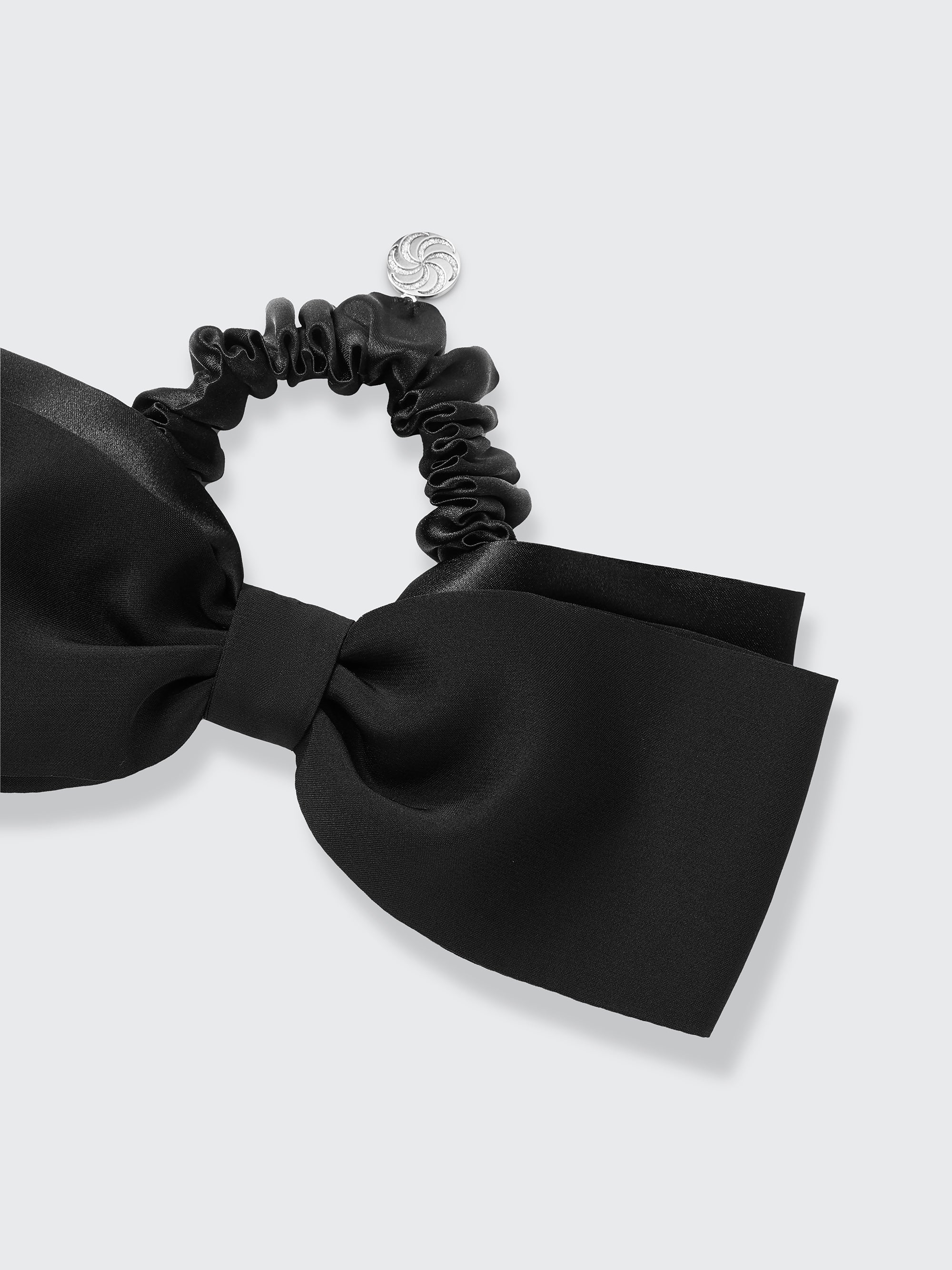 Hair bow scrunchie in Black - Fabric detail - CONTOUROSE