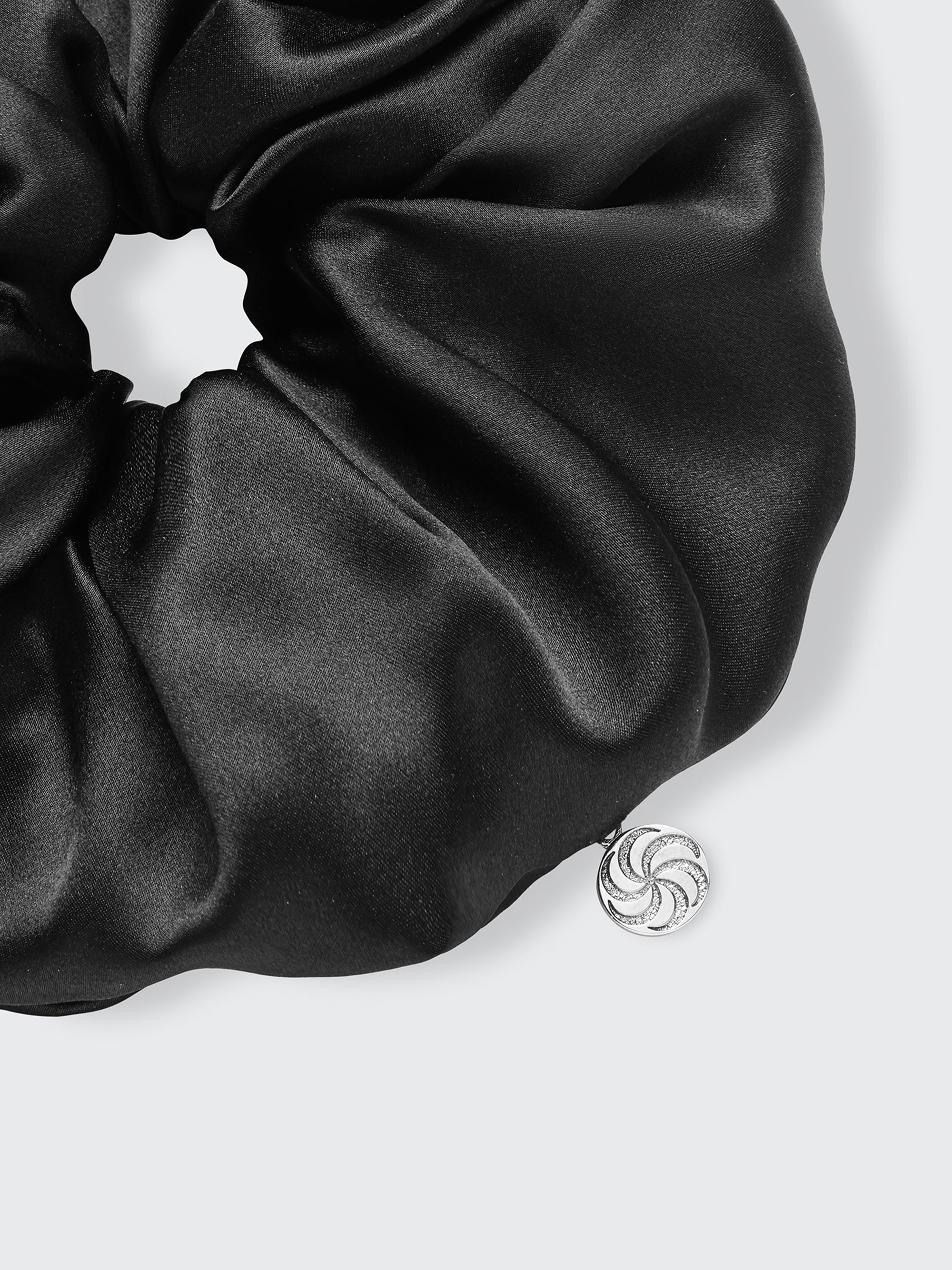 Oversized silk scrunchie in Black - Fabric detail - CONTOUROSE