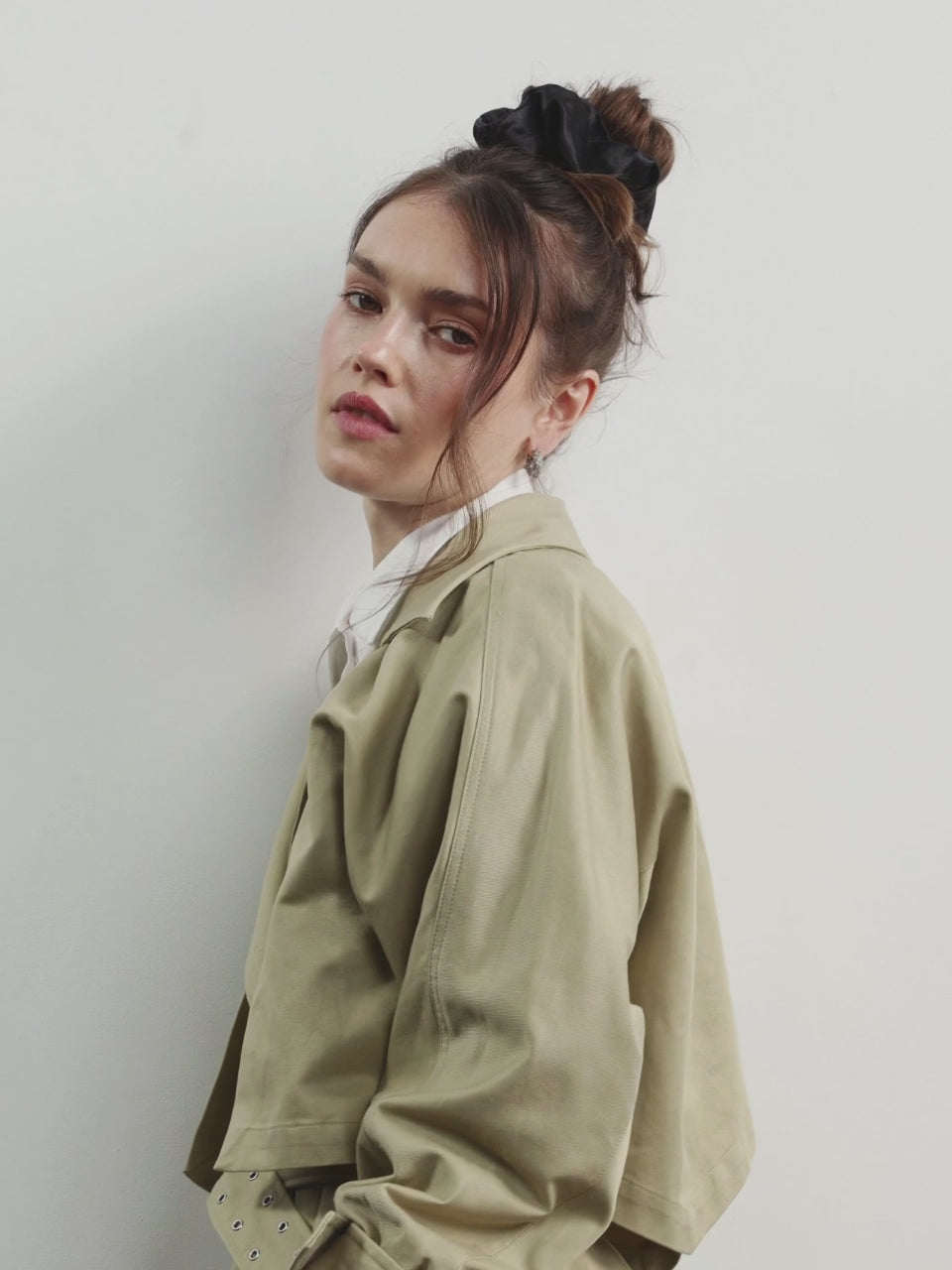 Oversized hemp scrunchie in Black - product video - CONTOUROSE