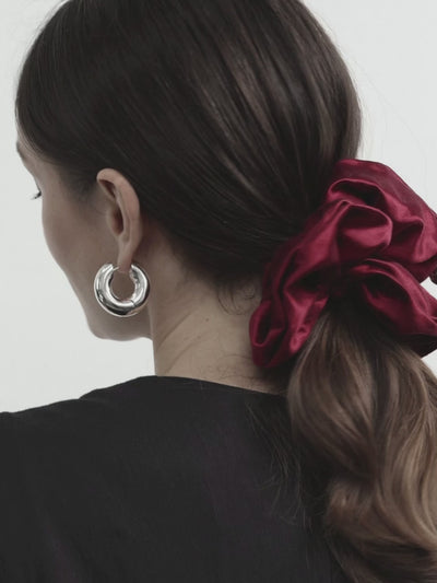 Oversized hemp scrunchie in Cherry Red - product video - CONTOUROSE