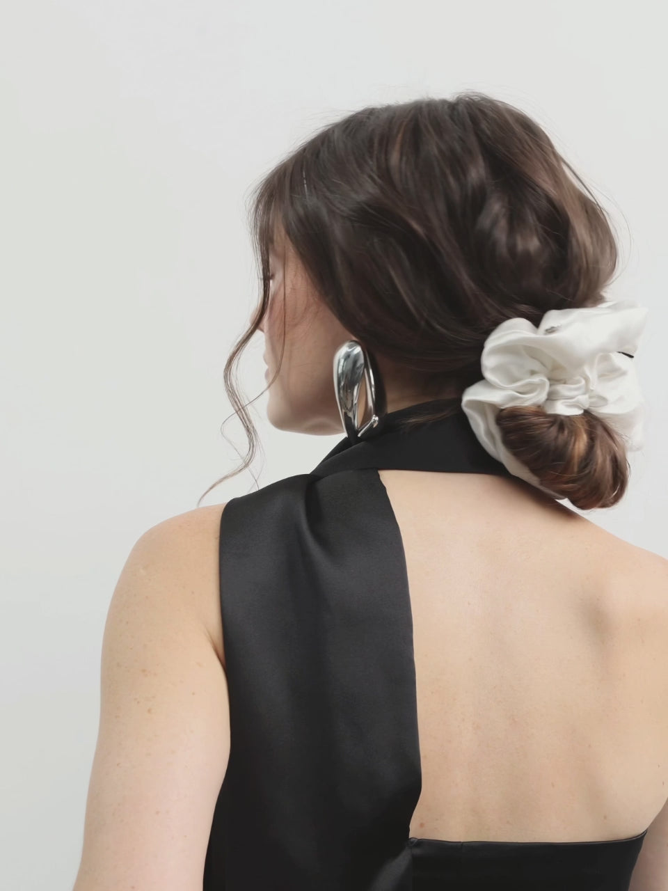 Oversized hemp scrunchie in Ivory - product video - CONTOUROSE