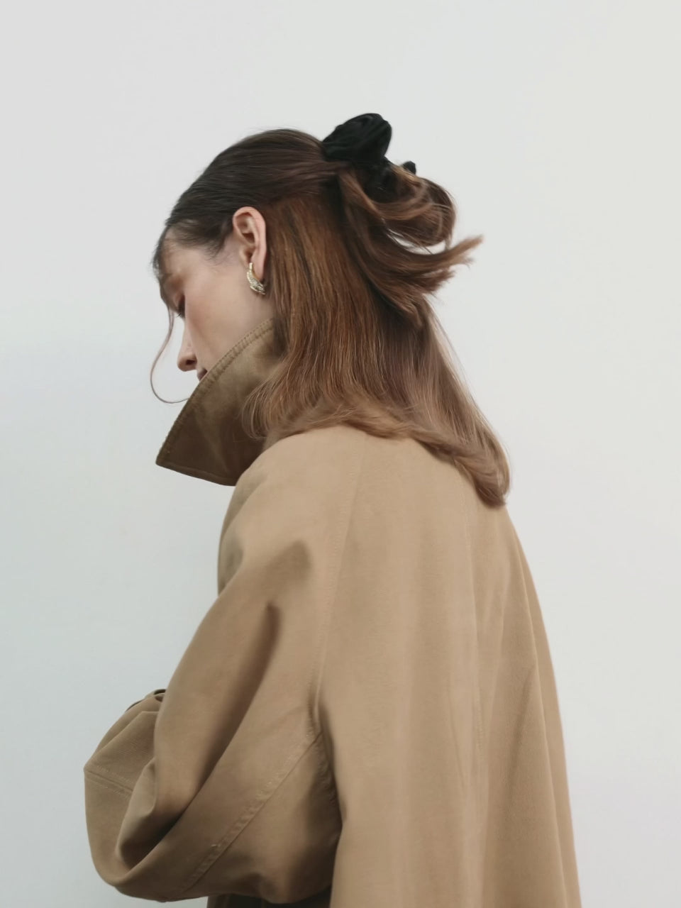 Rose scrunchie in Black - product video - CONTOUROSE