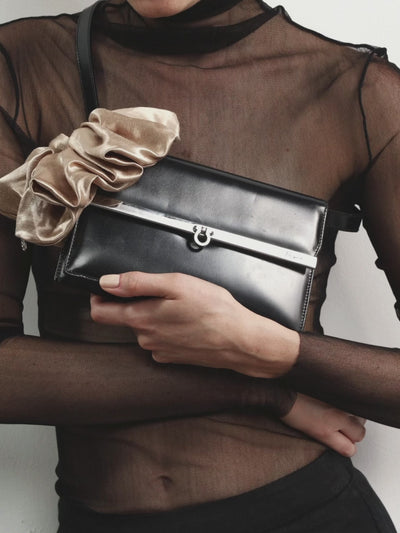 Oversized hemp scrunchie in Beige - product video - CONTOUROSE